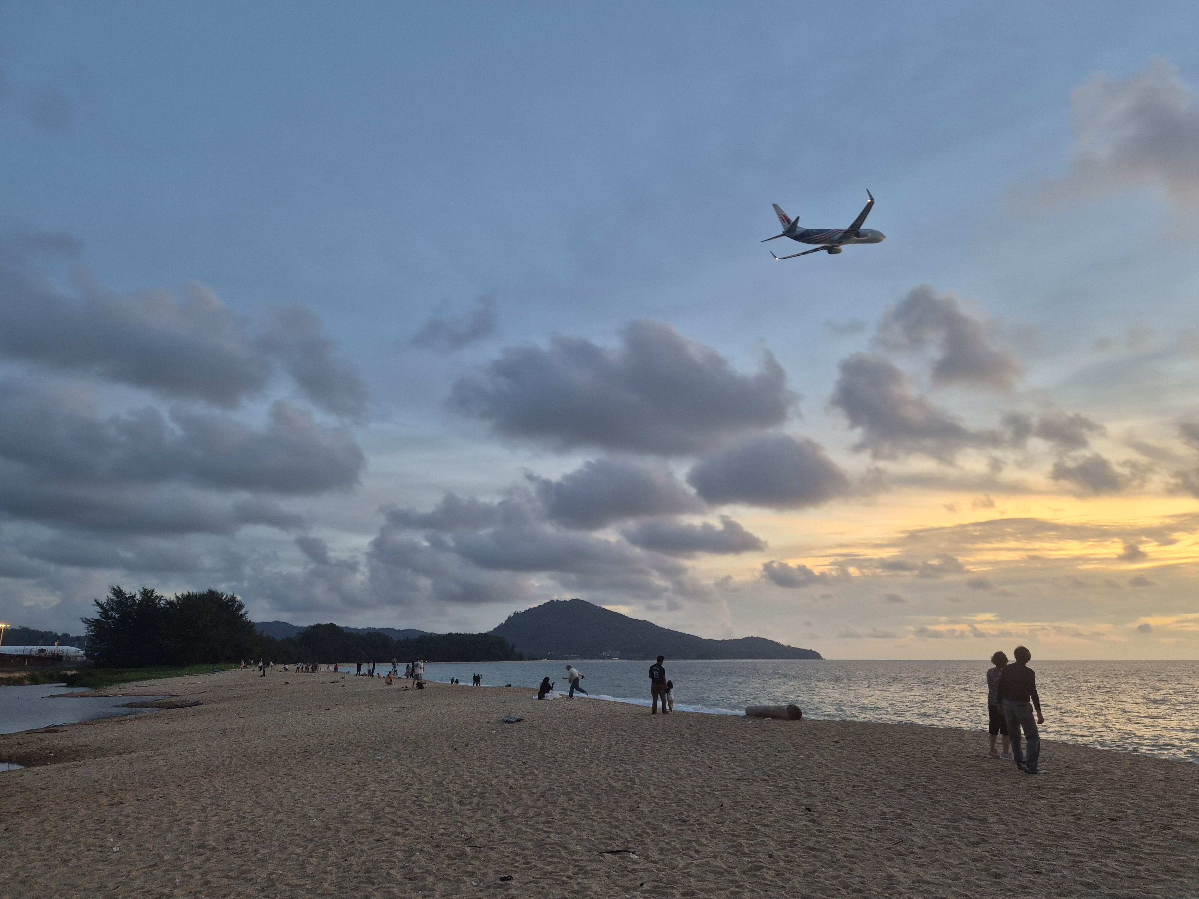 plane flying low over Mai Khao Beach Phuket plane spotting spot